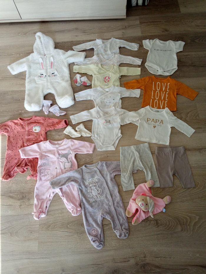 Lot vêtements bébé fille 1 mois - photo numéro 1