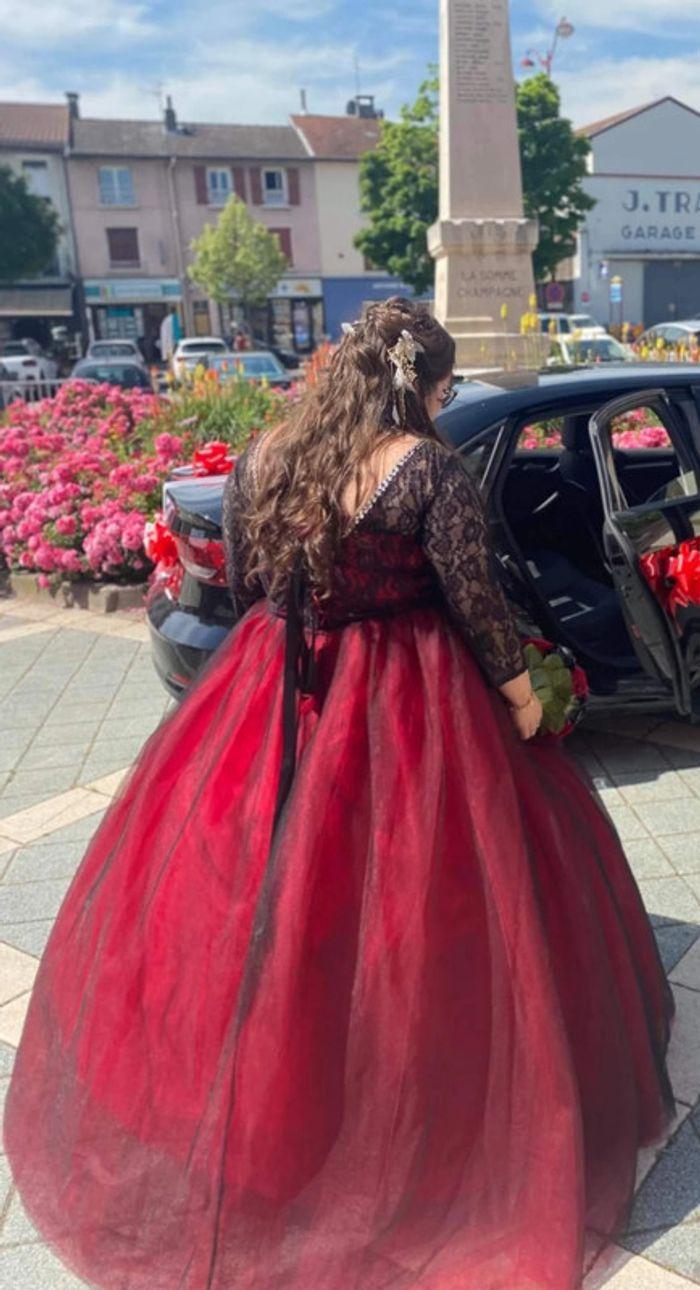 Robe de mariée noir et rouge - photo numéro 2