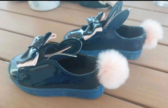 Chaussure verni bleu avec pompom rose bébé - photo numéro 2