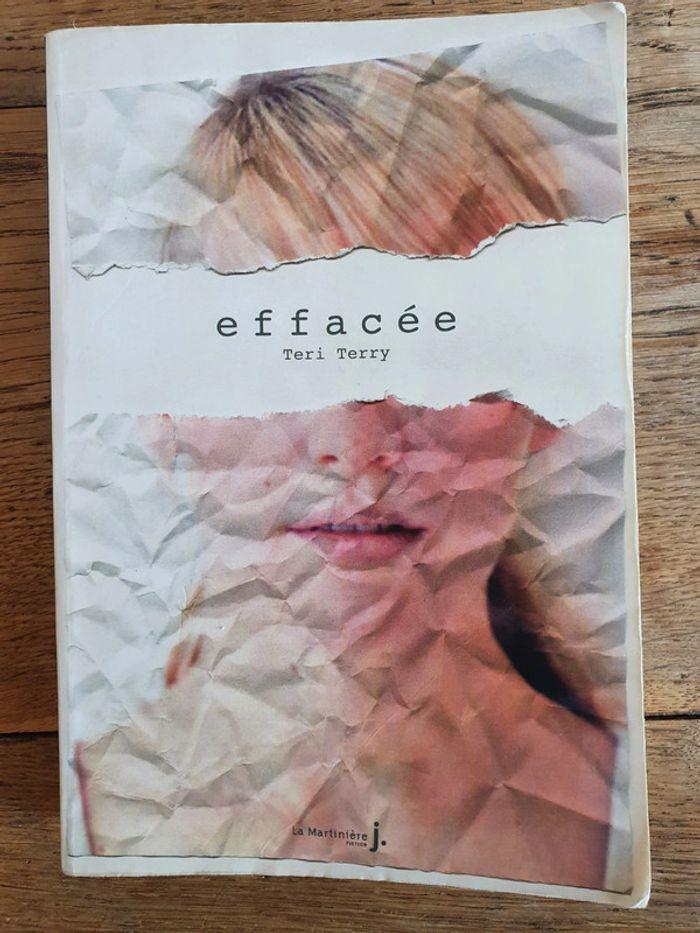 Livre : Effacée - Teri Terry - photo numéro 1