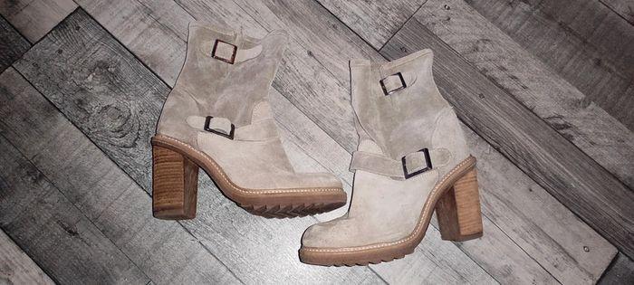 Boots en daim beige - photo numéro 1