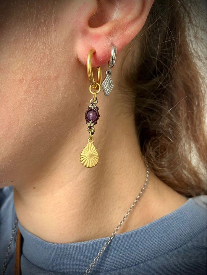 Boucles d’oreilles petites créoles en macramé avec pierre d’Améthyste - photo numéro 4