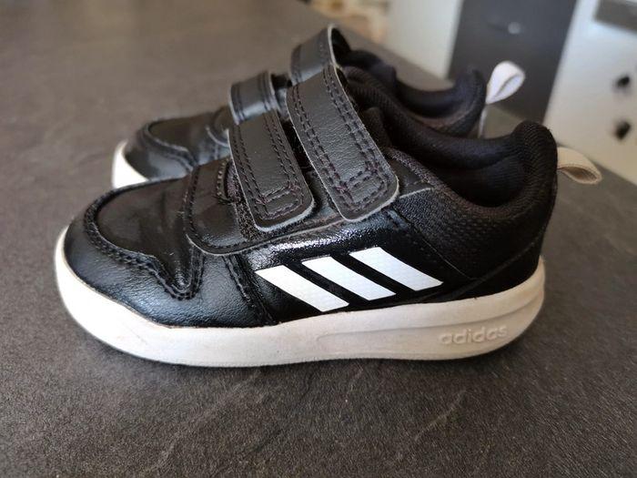 Basket Adidas  taille 21 - photo numéro 1