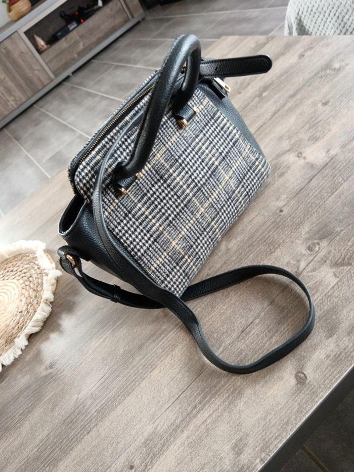 🙋🏼‍♀️Sac à main noir blanc et jaune bon état kiabi - photo numéro 15