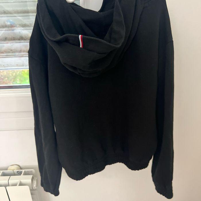 Pull Tommy finger véritable couleur noir, taille 8 ans - photo numéro 3