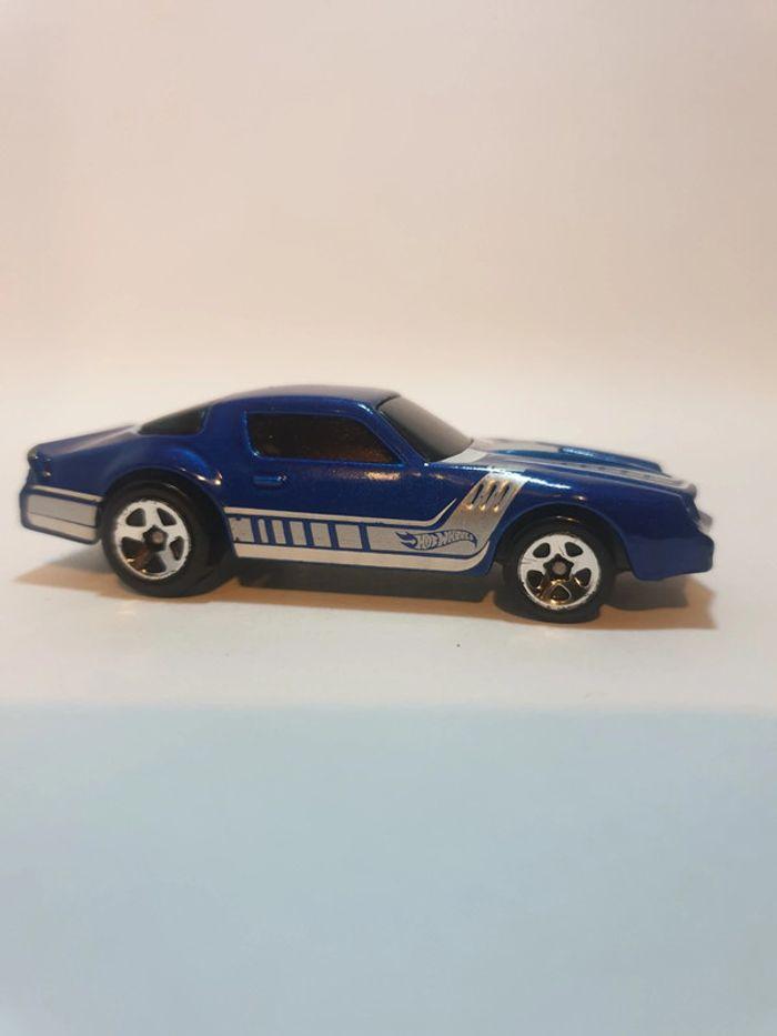 Hot Wheels 2017 Chevrolet Camaro Z28 1982 Bleu - 1/64 - photo numéro 4