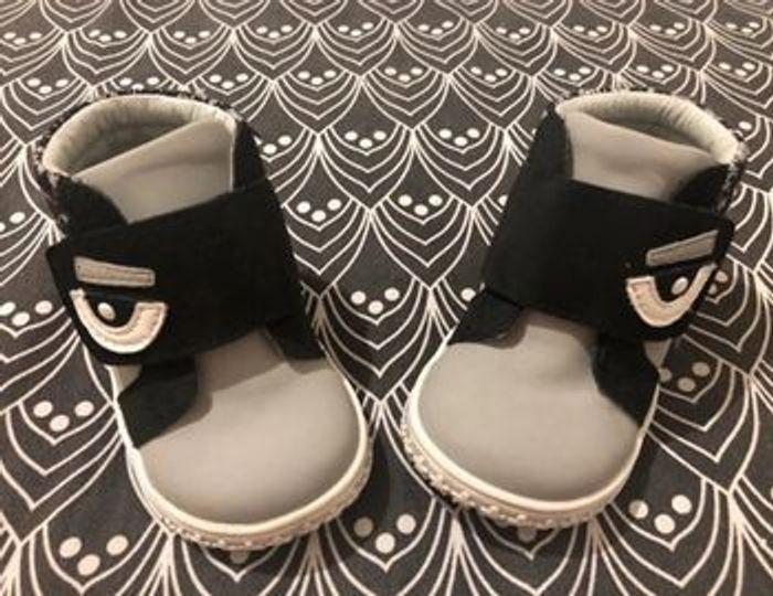 Chaussures bébé garçon taille 19 ! - photo numéro 1