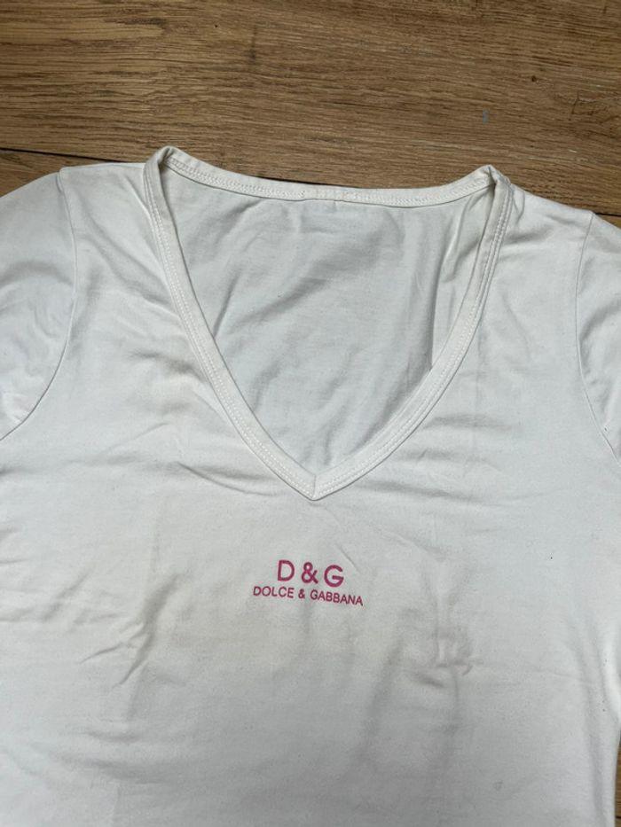 T-shirt dolce Gabanna blanc, avec écriture rose moulant, taille 36/38 - photo numéro 3