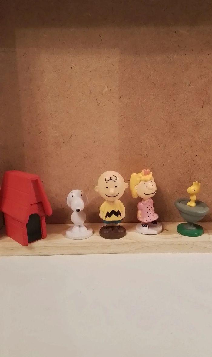 Personnages Snoopy et les Peanuts, neufs juste déballés pour la photo - photo numéro 2