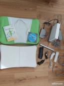 Console Wii + 2 Manettes + Wii Fit + Jeux