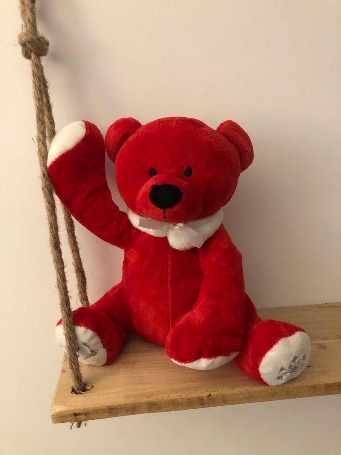 Ours en peluche rouge parfait état  Trentaine de centimètre  Nocibe - photo numéro 1