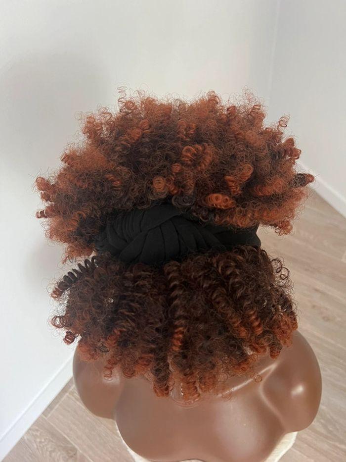 Perruque bandeau afro bouclée tendance - photo numéro 10