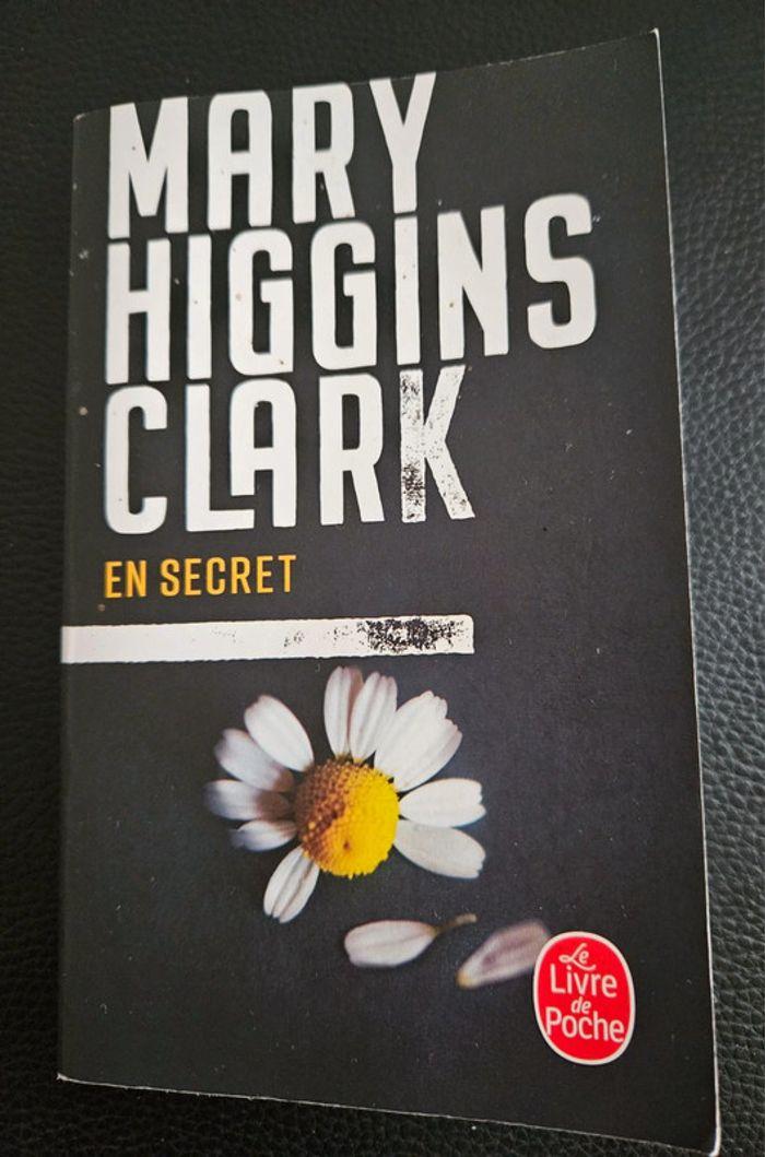 "En Secret" de Mary Higgins Clark - photo numéro 1