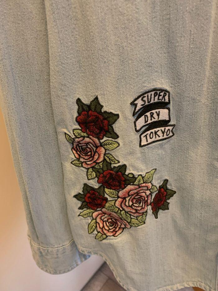 Chemise en jean bleu et roses brodées Superdry - photo numéro 4