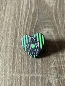 Broche/pin cœur it’s show home vert, état neuf/new, jamais utilisé, Beetlejuice