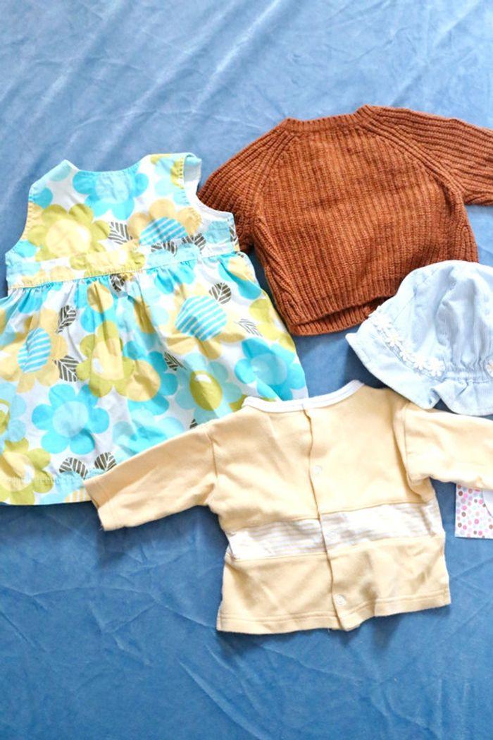 Lot 3 mois robe chasuble fleurs bleues et jaunes, t-shirt jaune, gilet marron, chapeau bleu - photo numéro 6