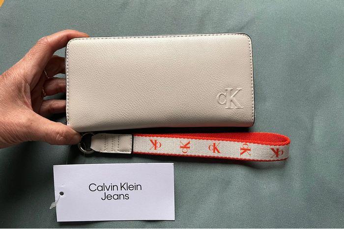 Portefeuille ultralight wristlet Calvin Klein - photo numéro 10