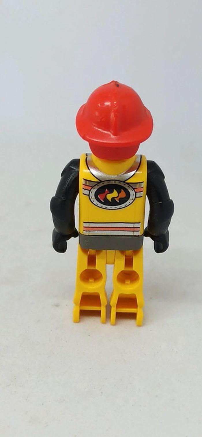 Homme pompier avec casque rouge lego - photo numéro 4