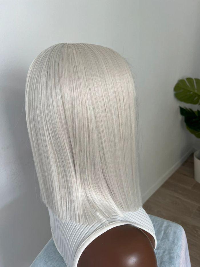 Perruque bob blonde carré plongeant lace front - photo numéro 8