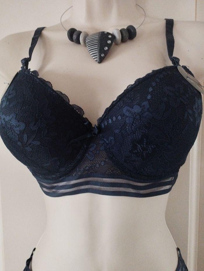 Ensemble de lingerie neuf.bleu foncé 95C pour le haut et L pour le bas - photo numéro 3