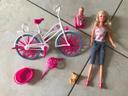 Barbie avec son vélo