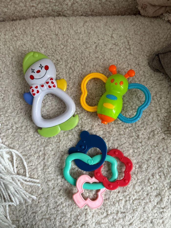 Lot jouets bébé