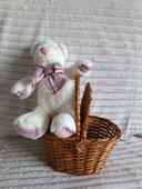 Panier en osier avec peluche