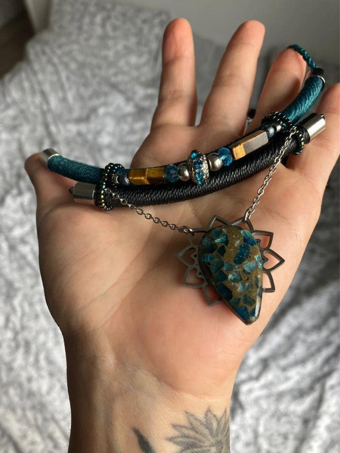 Collier torque ras de cou en macramé avec pierre d’Apatite cuivrée - photo numéro 4