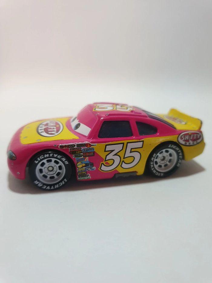 Mattel Voiture Cars Disney/Pixar Kevin racingtire Shifty Drug n°35 Rose/Jaune - 1/55 - photo numéro 1