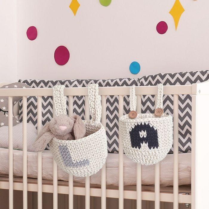 Panier rangement accroché au lit de bébé - photo numéro 1