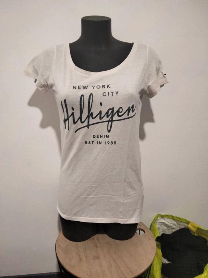 Magnifique tee shirt tommy Hilfiger taille M - photo numéro 1