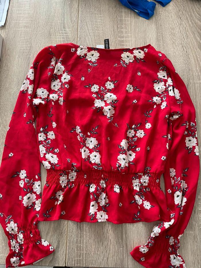 Haut h&m rouge à fleurs - photo numéro 4