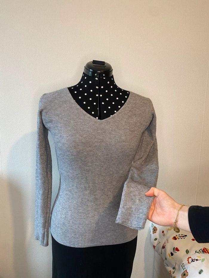 Pull moulant gris ouvert dans le dos taille S / 36 - photo numéro 2