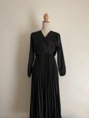 Robe longue noir satinée