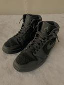 Baskets Nike Air Jordan 1 Mid Noir  42,5 tbe