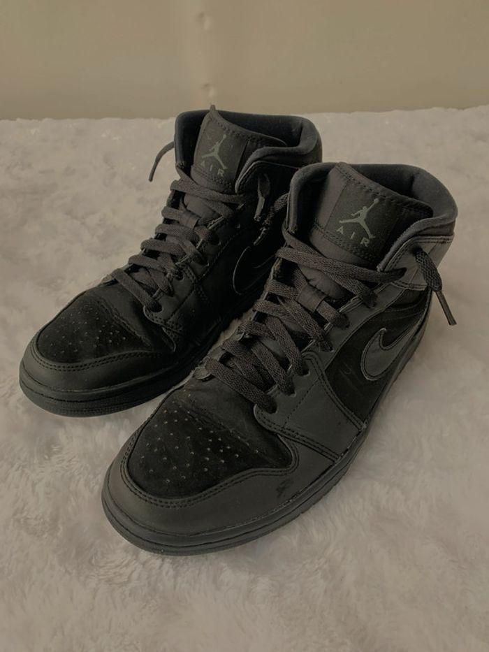 Baskets Nike Air Jordan 1 Mid Noir  42,5 tbe - photo numéro 1