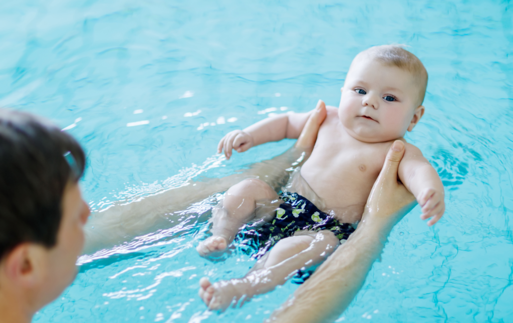A quel âge emmener bébé à la piscine ?